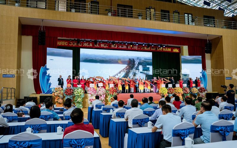 Sân khấu, âm thanh và ánh sáng trong lễ kỷ niệm 15 năm Ban Quản lý các vịnh Cát Bà