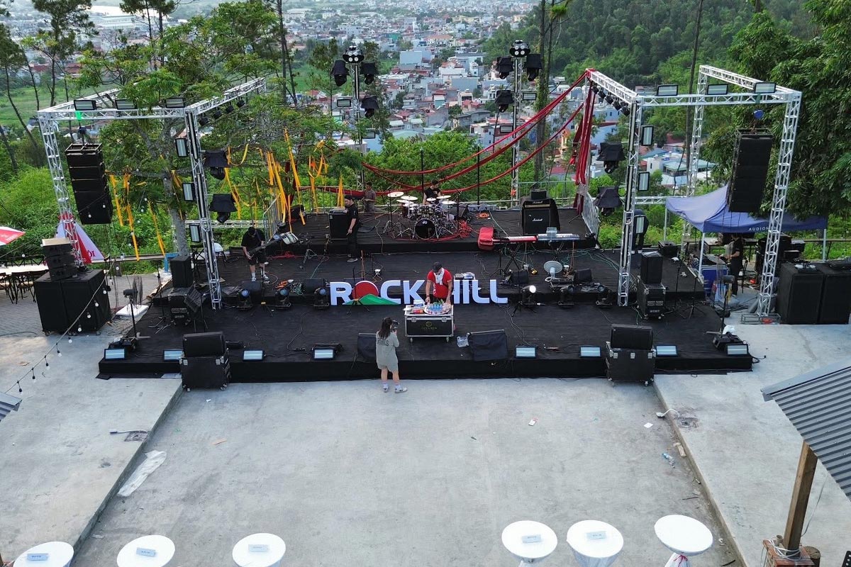 Sân khấu biểu diễn ngoài trời Rock Hill kết hợp âm thanh ánh sáng và khung truss