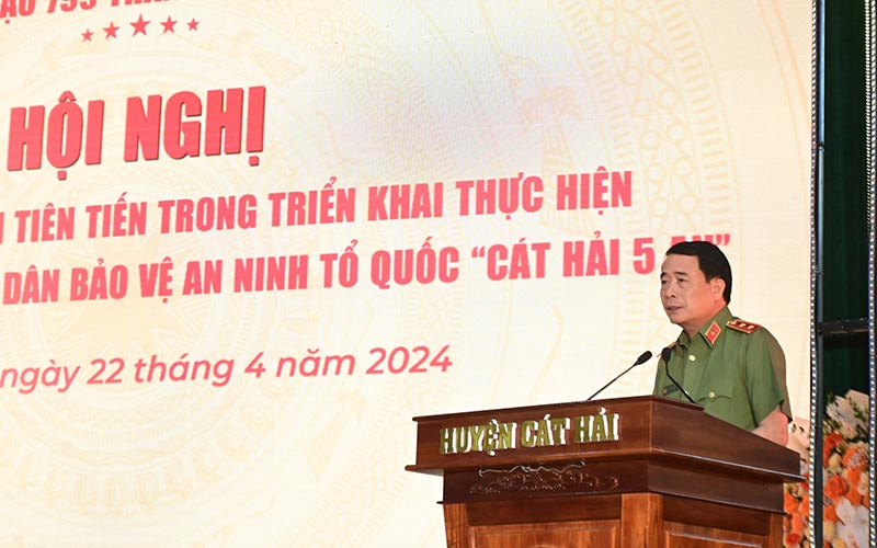 Đại biểu phát biểu trên sân khấu Hội nghị “Cát Hải 5 An” tại Hải Phòng