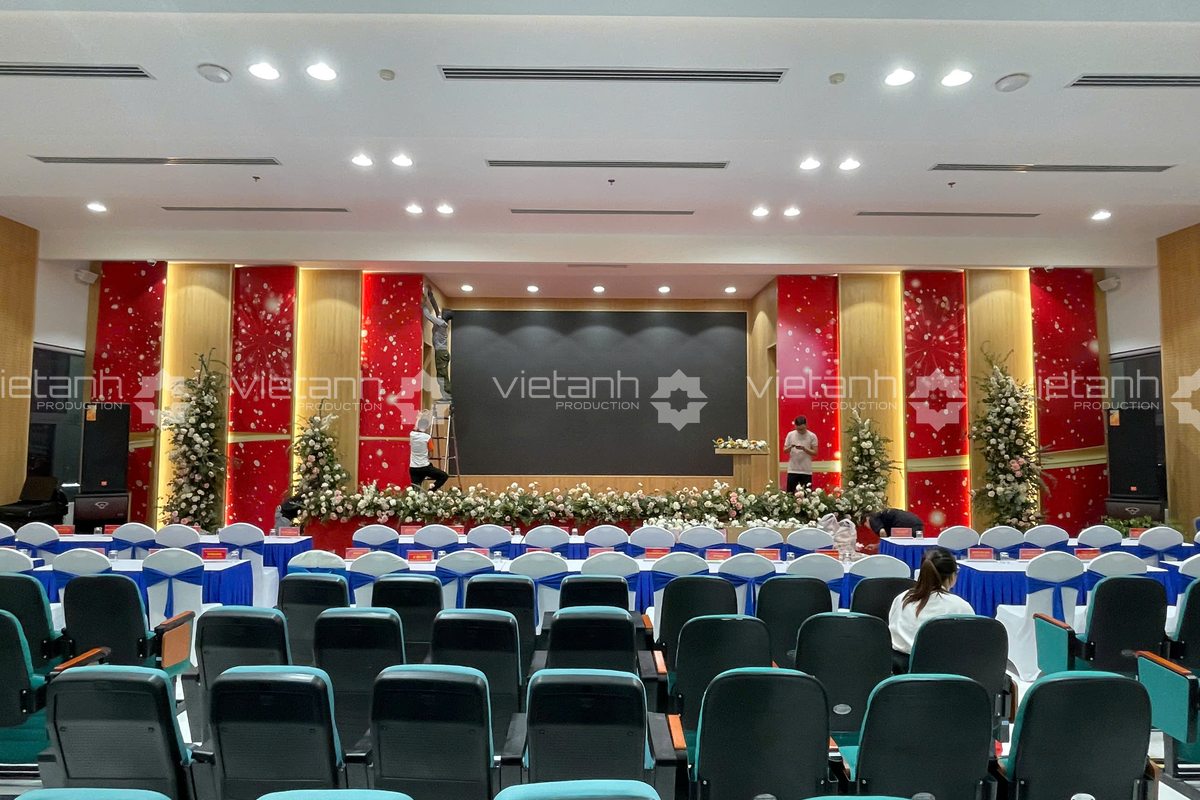 Sân khấu hội trường được hoàn thiện cho lễ khai trương tại Hải Phòng