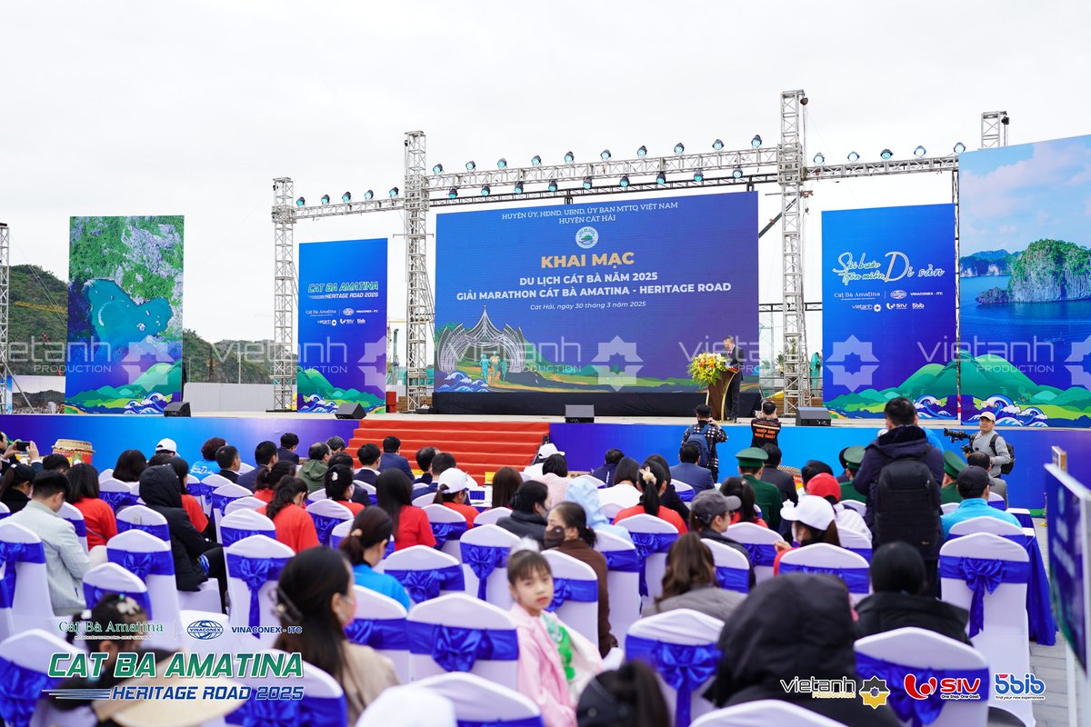 Sân khấu khai mạc giải Marathon Cát Bà Amatina với màn hình LED và khung truss