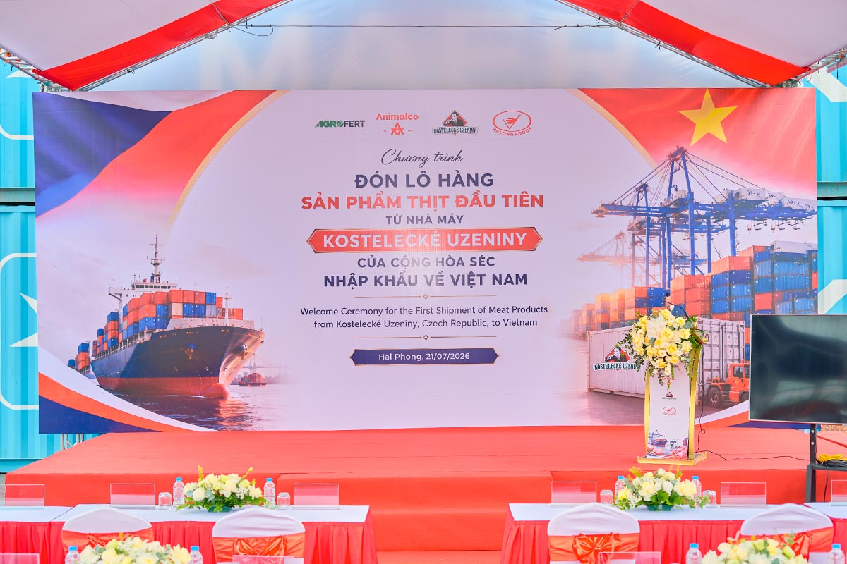 Sân khấu lễ đón lô hàng đầu tiên từ Kostelecke Uzeniny tại Hải Phòng