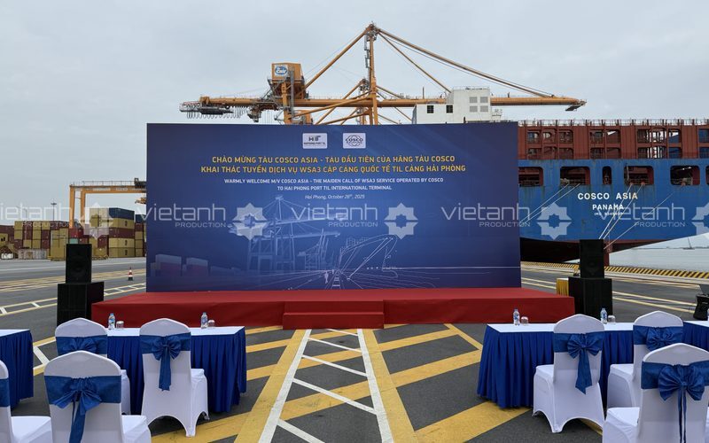 Sân khấu và khu vực đại biểu lễ đón tàu COSCO ASIA tại cảng HTIT
