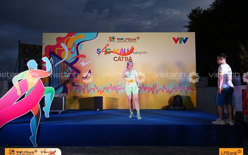 Sân khấu lễ hội Sắc màu Cát Bà Marathon 2024