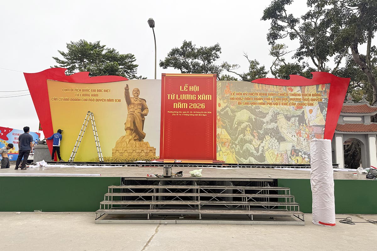 Sân khấu Lễ hội Từ Lương Xâm năm 2026 với backdrop tạo hình tại Hải Phòng