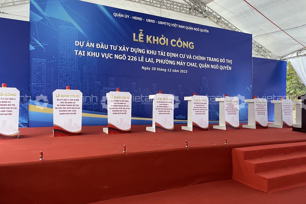 Sân khấu và các bục nghi thức lễ khởi công Khu tái định cư 226 Lê Lai