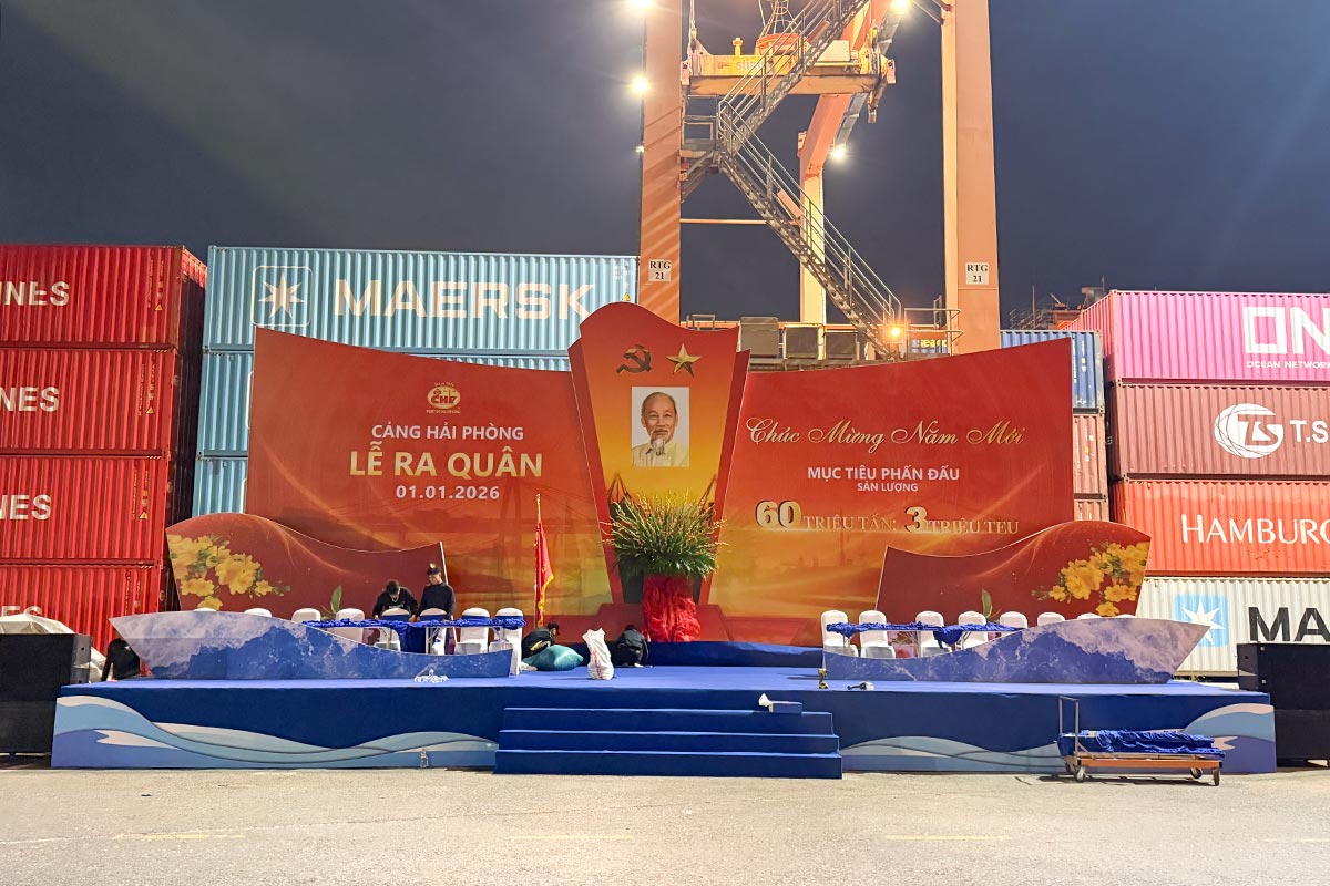Sân khấu Lễ ra quân Cảng Hải Phòng năm 2026 được thi công theo thiết kế riêng