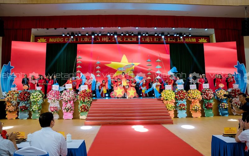 Sân khấu hội trường kết hợp màn hình LED, ánh sáng và bậc lên xuống tại Hải Phòng