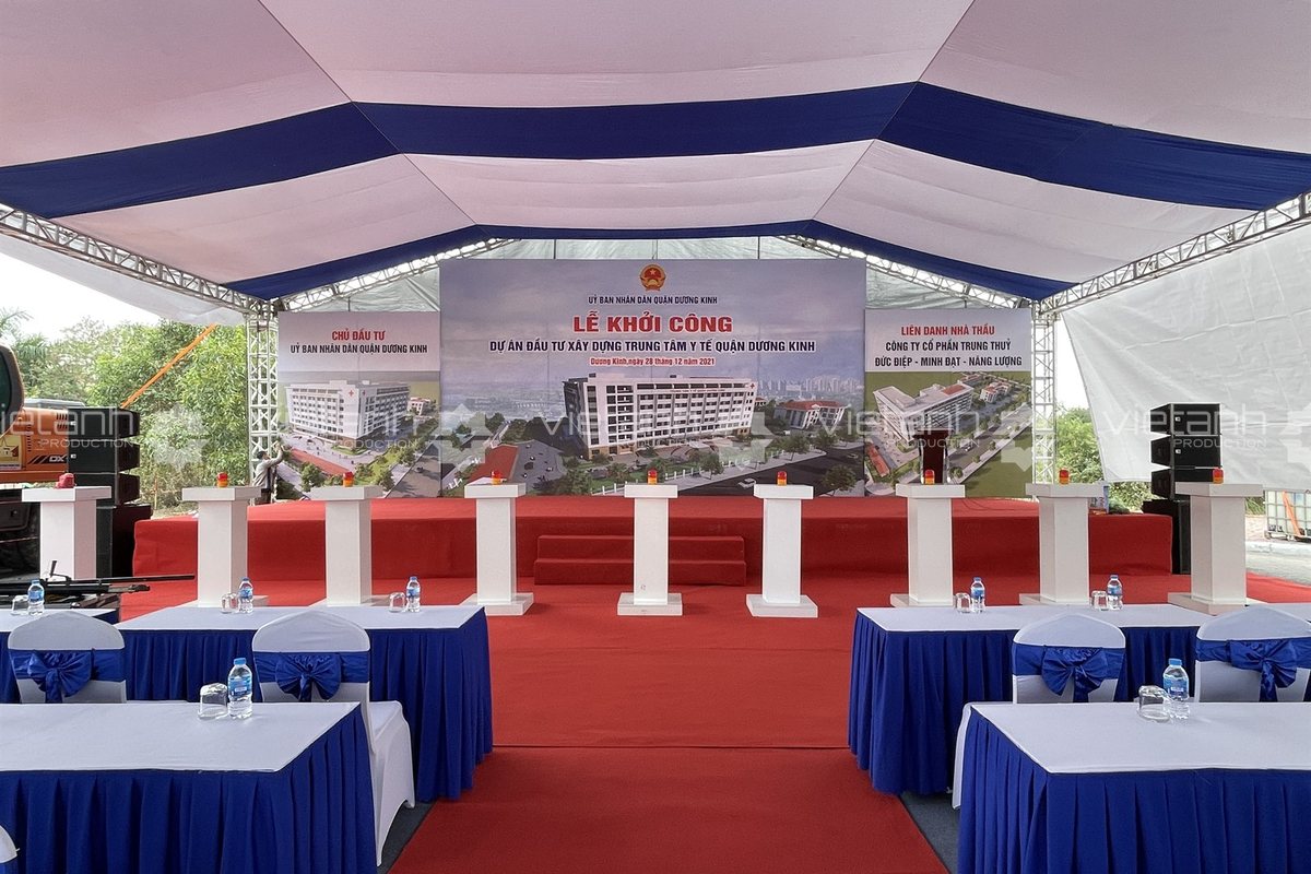 Sân khấu và bộ bục nghi thức tại lễ khởi công Trung tâm Y tế quận Dương Kinh