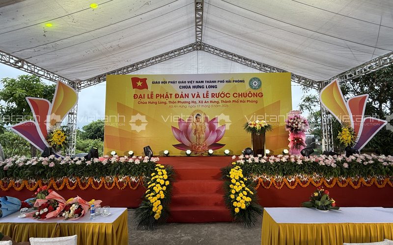 Sân khấu ngoài trời có mái che, backdrop và lối lên xuống tại Hải Phòng