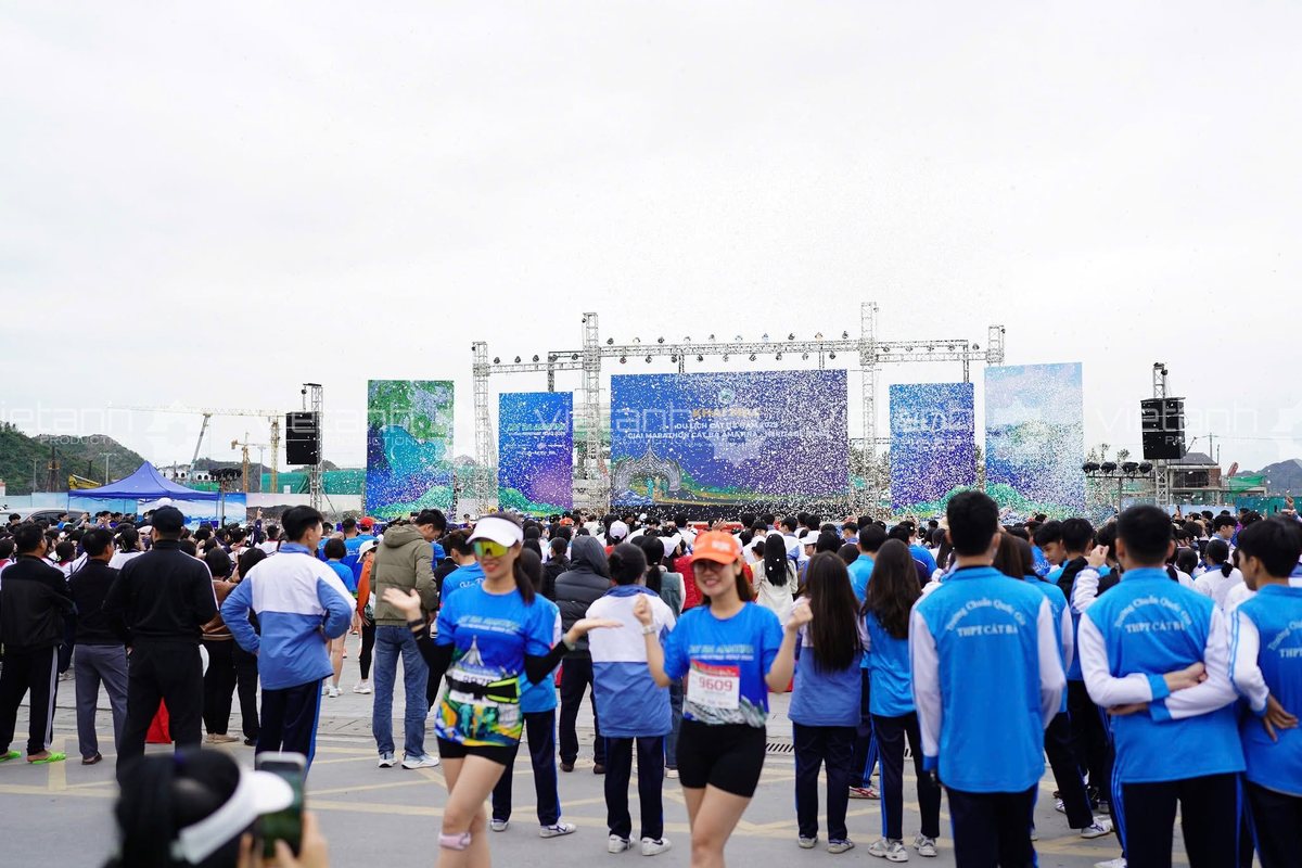 Sân khấu sự kiện giải Marathon Cát Bà Amatina