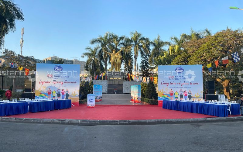 Sân khấu thảm đỏ và backdrop song ngữ của Giải chạy Cảng Hải Phòng