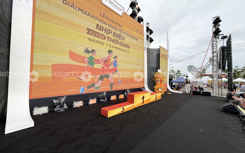 Sân khấu và bục trao giải Marathon VTV LPBank tại Đại Lải