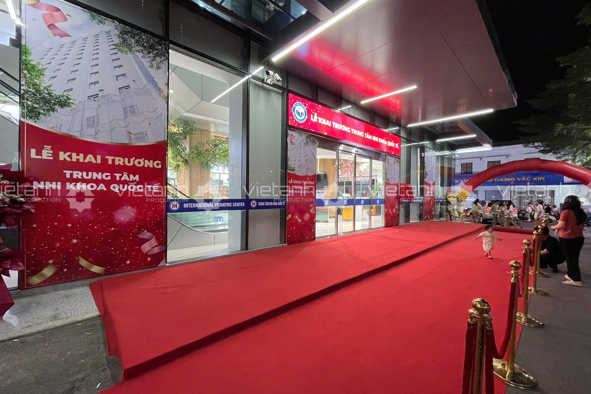 Sảnh lối vào và thảm đỏ lễ khai trương trung tâm dịch vụ tại Hải Phòng