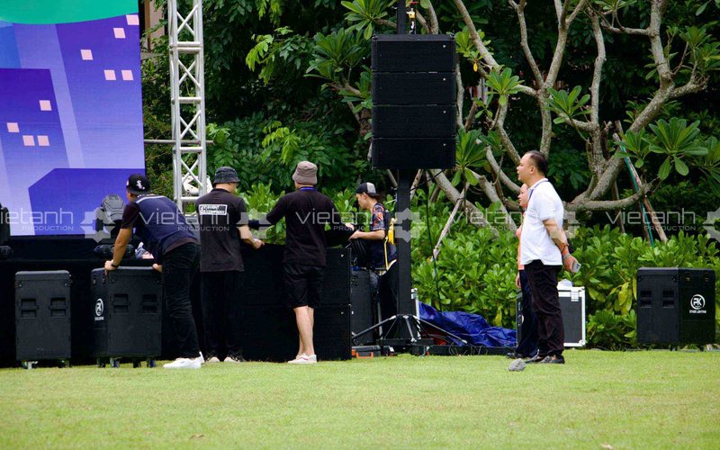Setup âm thanh và màn hình LED ngoài trời cho chương trình Rise As One