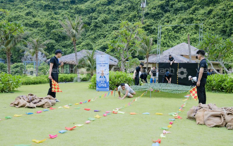 Setup trò chơi team building Rise As One trên bãi cỏ tại Cát Bà