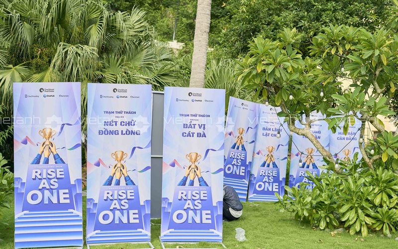 Hệ thống standee nhận diện chương trình team building Rise As One