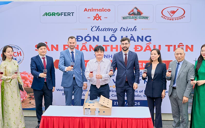 Sự kiện Lễ đón lô hàng thịt đầu tiên từ Nhà máy Kostelecké Uzeniny (Cộng hòa Séc) nhập khẩu vào Việt Nam qua Cảng Tân Vũ Hải Phòng