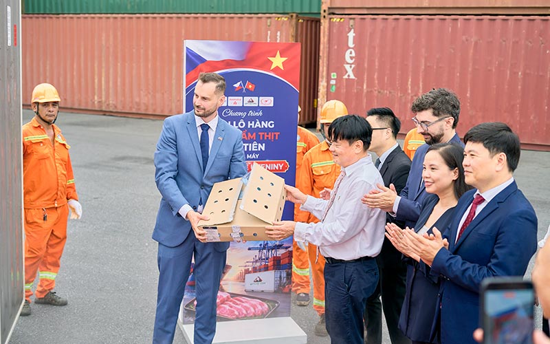 Sự kiện đón lô hàng thịt đầu tiền từ nhà máy Kostelecké Uzeniny về Việt Nam tại Cảng Tân Vũ Hải Phòng
