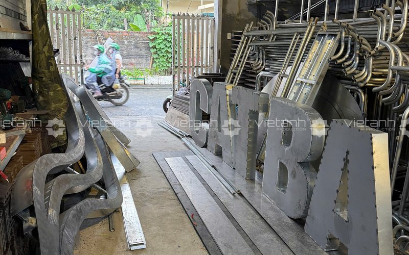 Tập kết chữ nổi Cát Bà và cấu kiện tiểu cảnh trước khi vận chuyển