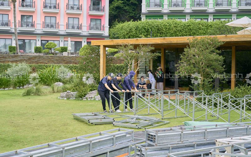 Tập kết khung sân khấu team building Rise As One tại Cát Bà