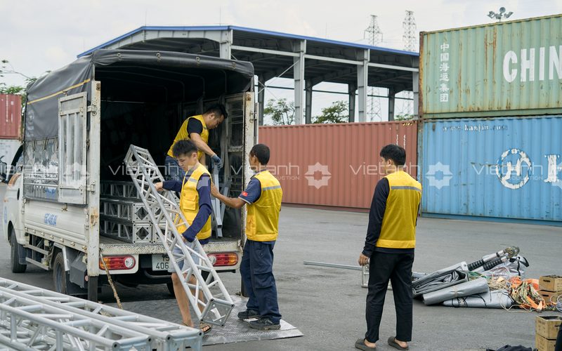 Khung Truss 200 được tập kết tại mặt bằng sự kiện ở khu vực cảng Hải Phòng