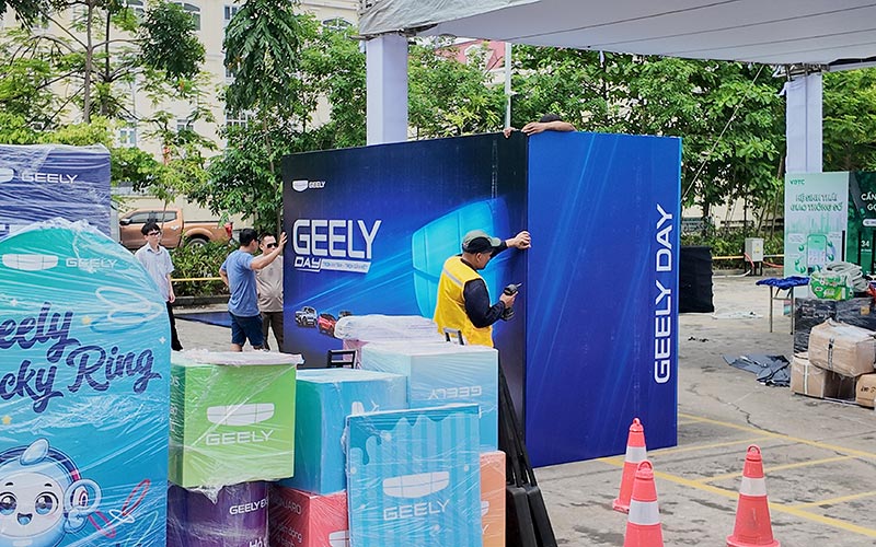 Tháo dỡ backdrop sau khi kết thúc sự kiện Geely Day 2026 Hải Phòng