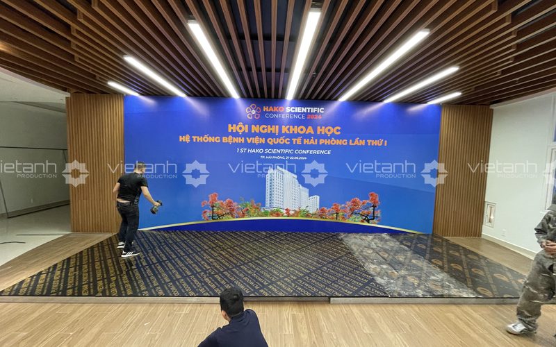 Thi công backdrop check-in Hội nghị khoa học HAKO 2024