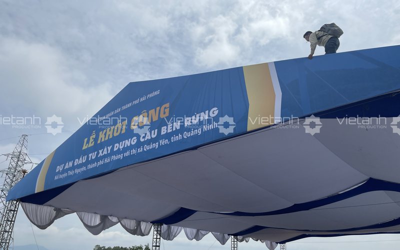 Thi công backdrop mặt tiền Lễ khởi công cầu Bến Rừng