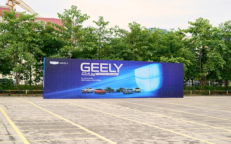 Thi công backdrop ngoài trời kích thước lớn tại sự kiện Geely Day Hải Phòng 2026