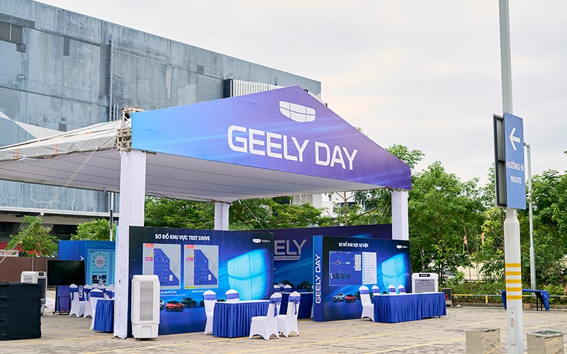 Thi công backdrop khu vực đón tiếp nhà bạt sự kiện Geely Day 2026 Hải Phòng