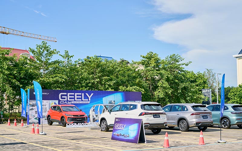 Thi công backdrop sự kiện Geely Day 2026 Mega Test Drive tại Hải Phòng