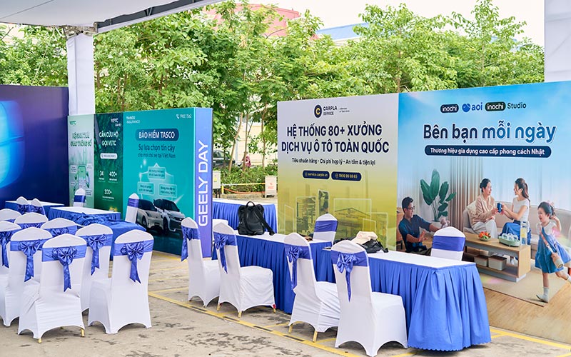Thi công backdrop trong khu vực nhà sự kiện Geely Day 2026 Hải Phòng