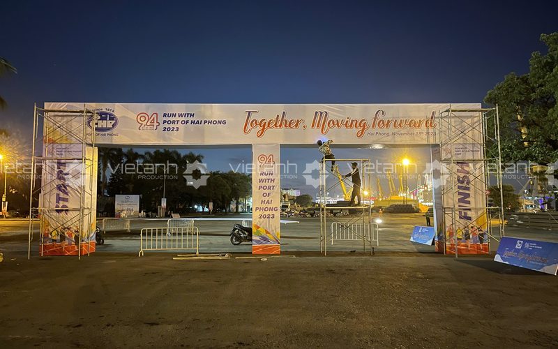 Thi công cổng Start Finish Giải chạy vào ban đêm