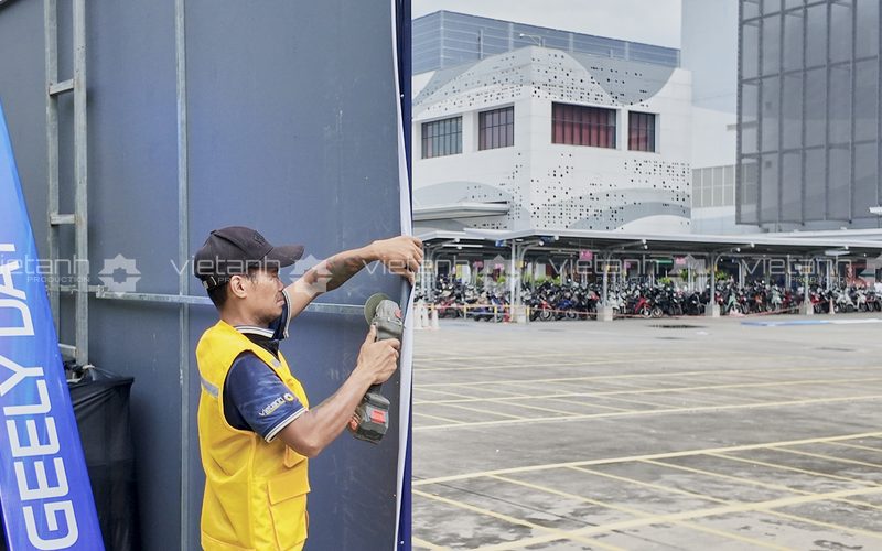 Kỹ thuật viên thi công khung backdrop sự kiện Geely Day tại Hải Phòng