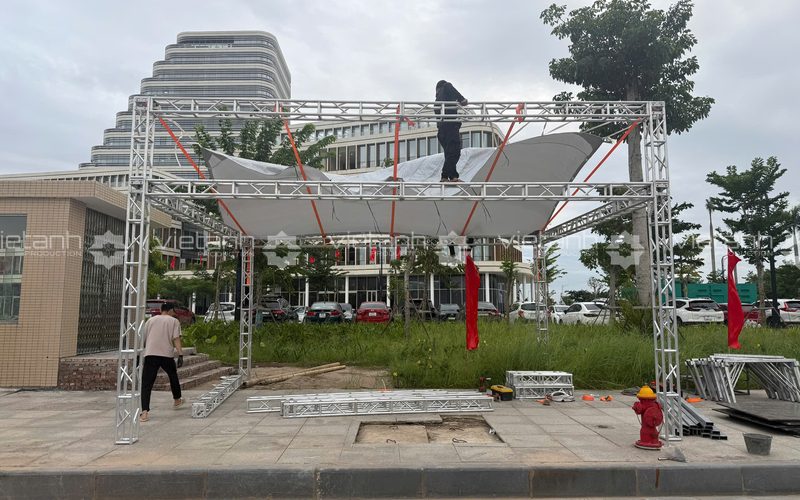 Thi công và lắp đặt khung khung gian hàng bằng truss 200 tại Lễ hội B.Fest 2025