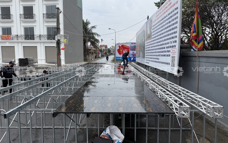 Thi công hệ khung sân khấu ngoài trời trong điều kiện mặt sàn ướt do mưa