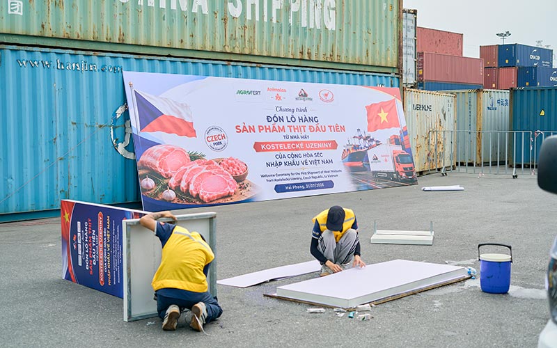 Thi công lắp đặt standee backdrop sự kiện diễn ra tại Cảng Tân Vũ Hải Phòng