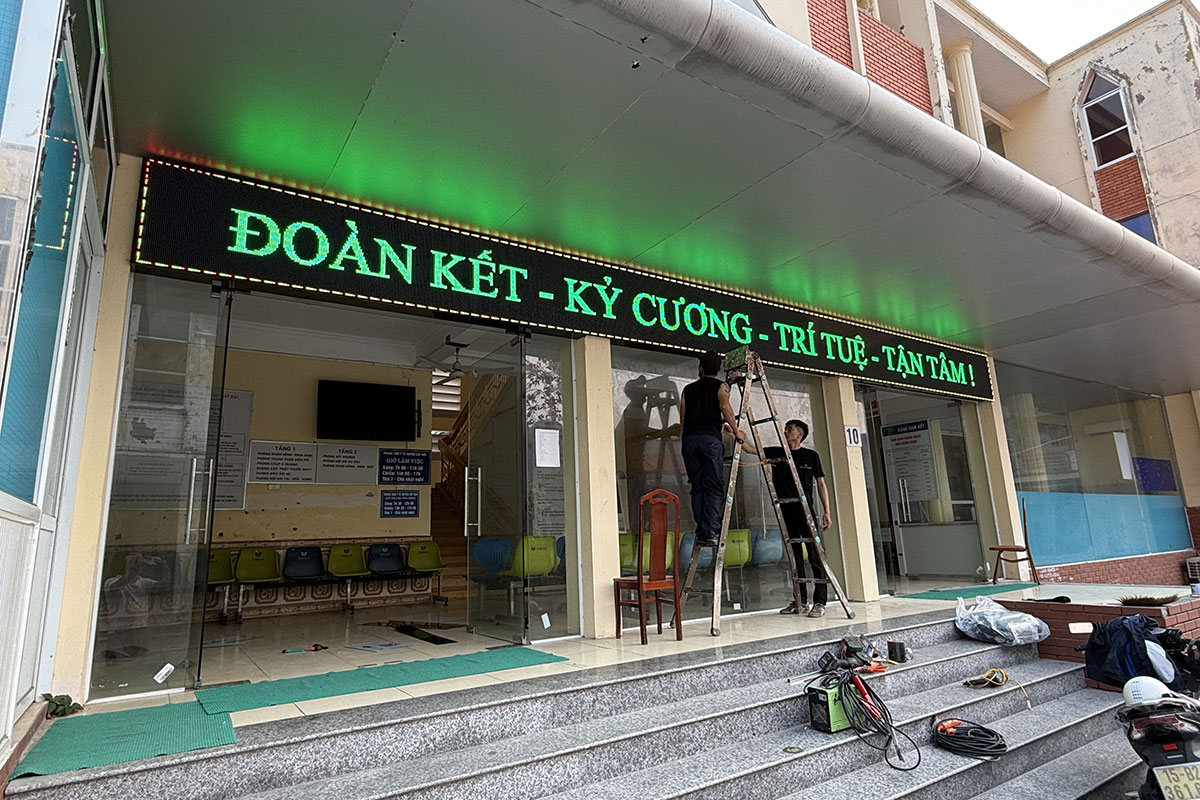 Đội ngũ kỹ thuật thi công màn hình LED chạy chữ mặt tiền tòa nhà cơ quan