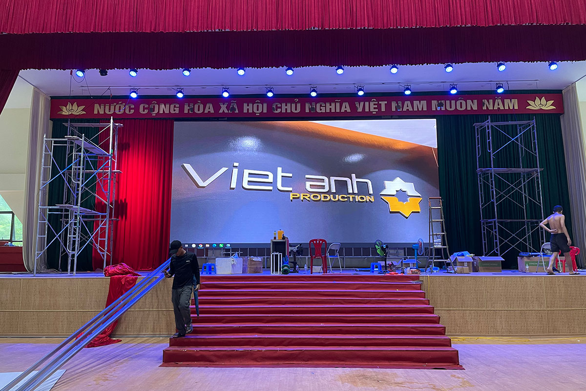 Quá trình thi công lắp đặt màn hình LED sân khấu hội trường lớn tại Hải Phòng