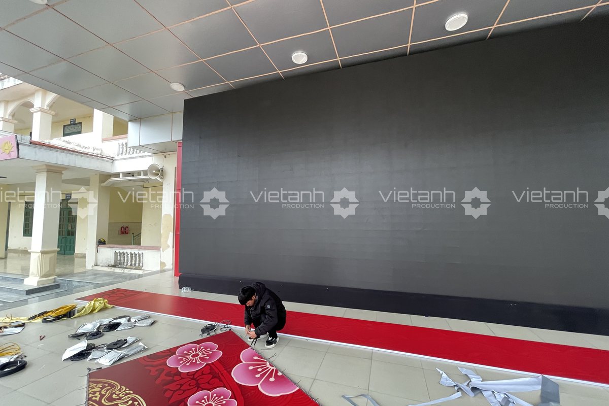Kỹ thuật viên thi công màn hình LED trong nhà tại Hải Phòng