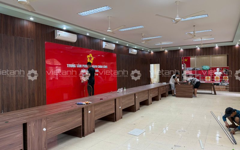 Ekip thi công mảng nhận diện Trung tâm Phục vụ hành chính công Đặc khu Cát Hải