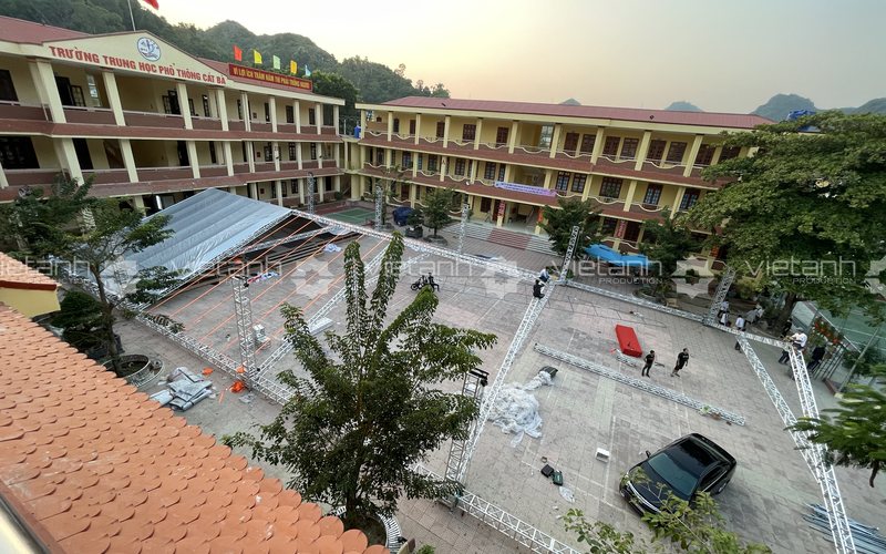 Thi công nhà bạt trên sân Trường THPT Cát Bà