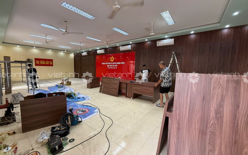 Thi công và bố trí dãy quầy làm việc tại Trung tâm hành chính công Cát Hải