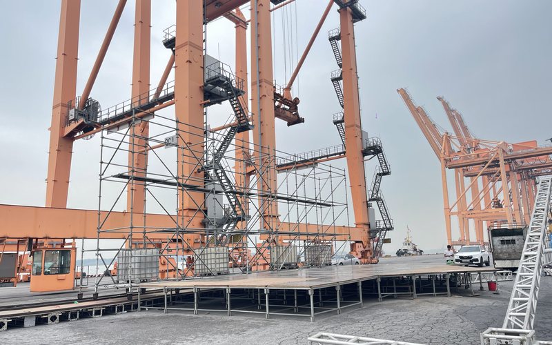 Thi công sân khấu Lễ đón TEU thứ 1 triệu tại cảng