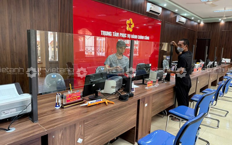 Thi công vách kính tại quầy giao dịch Trung tâm hành chính công Cát Hải