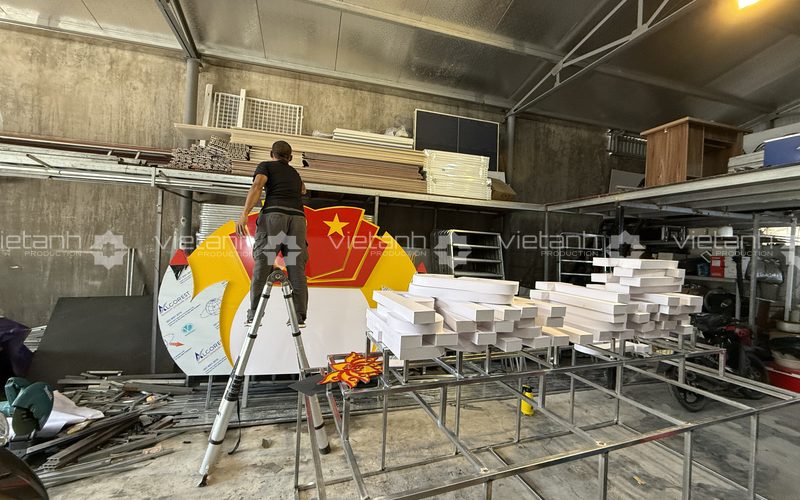 Nhân sự Viet Anh Production thi công và vận hành kỹ thuật Đại hội đại biểu Đảng bộ Đặc khu Cát Hải (ảnh 3/5)