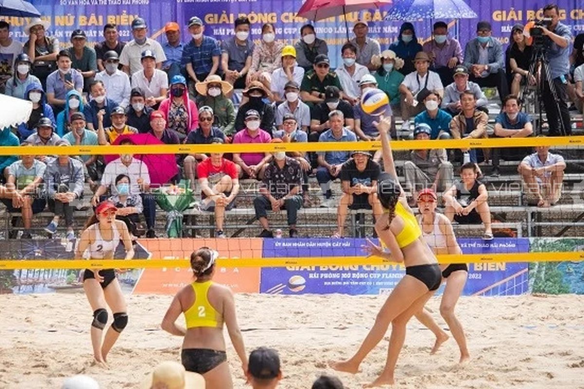 Thi đấu bóng chuyền bãi biển tại Cát Bà