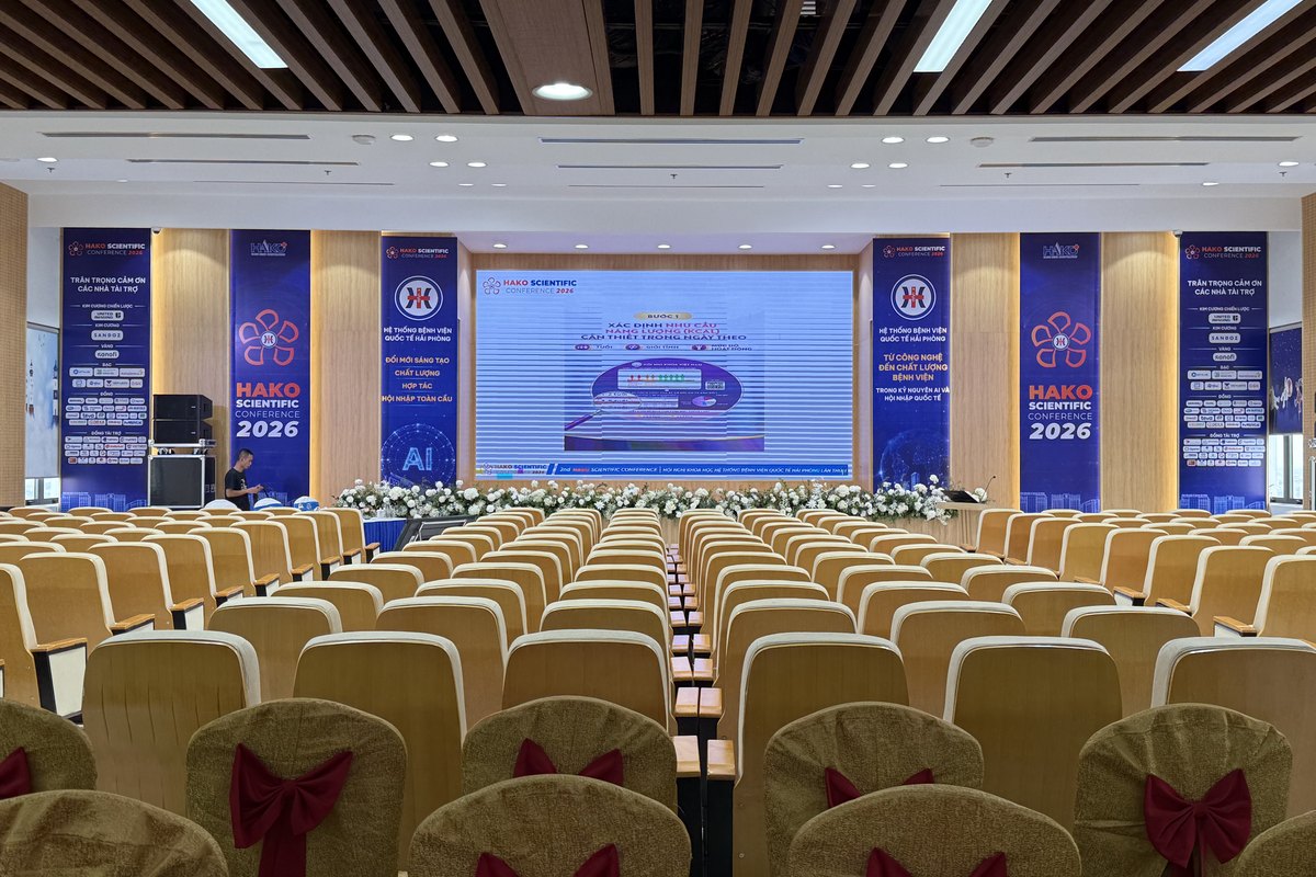 Hội trường hội nghị tại Hải Phòng với sân khấu màn hình và nhận diện đồng bộ