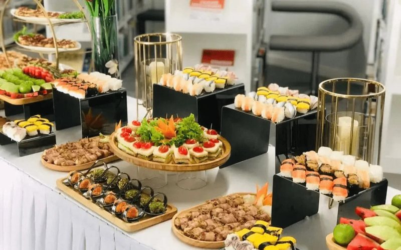Bàn tiệc finger food phục vụ hội nghị và sự kiện doanh nghiệp tại Pandora Center